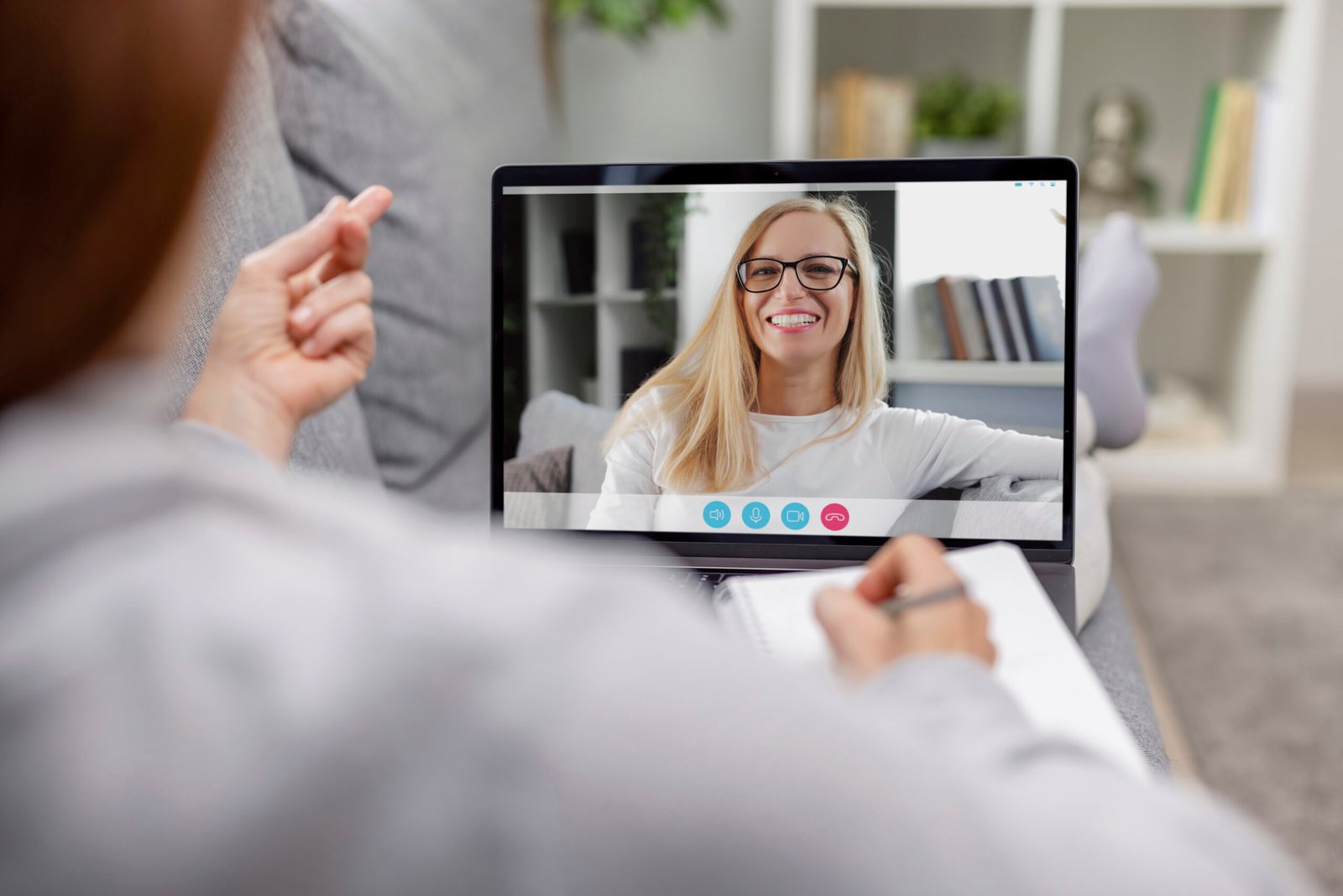 Imagem ilustrativa de atendimento por videochamada em um notebook